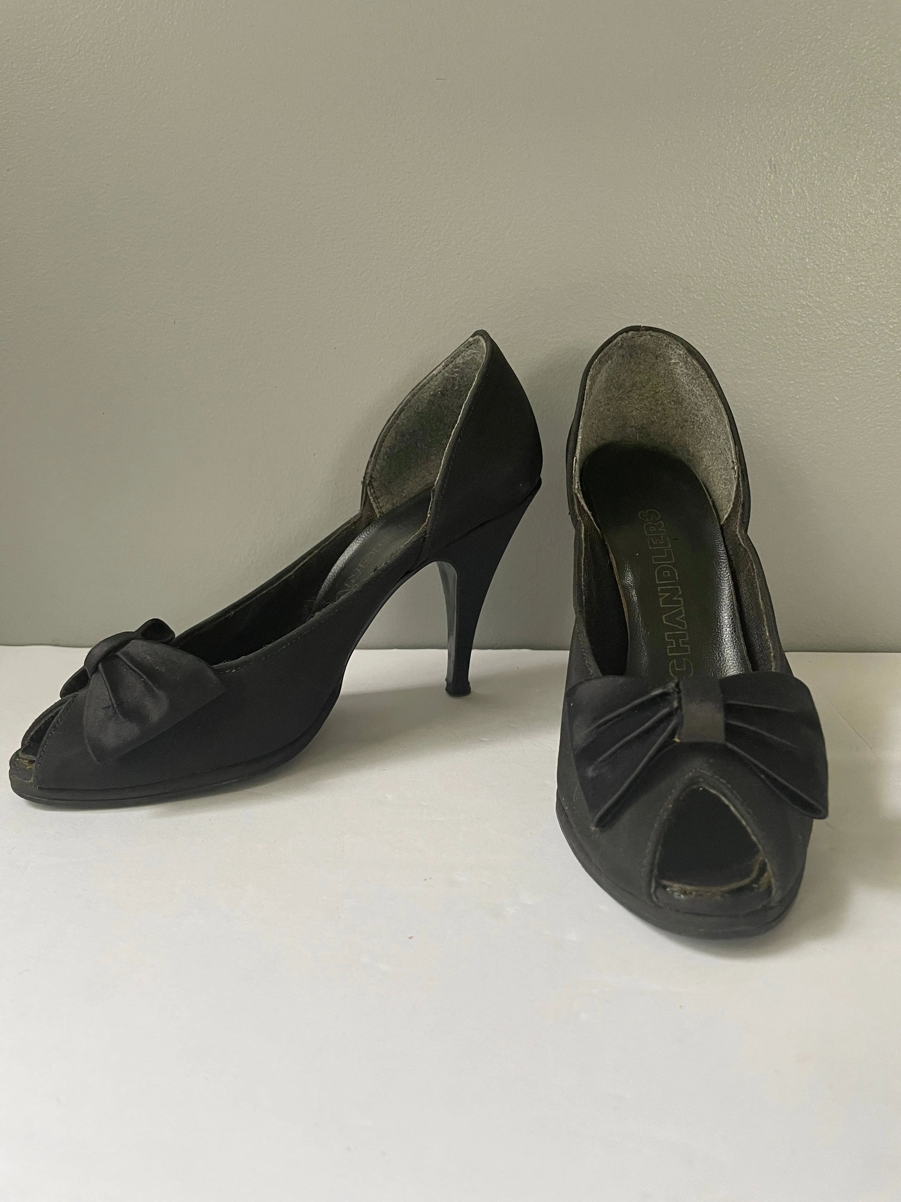 Vintage Womens Chandlers Black Satin Sandal High Heel Peek Toe Size 5M Bow Slip On